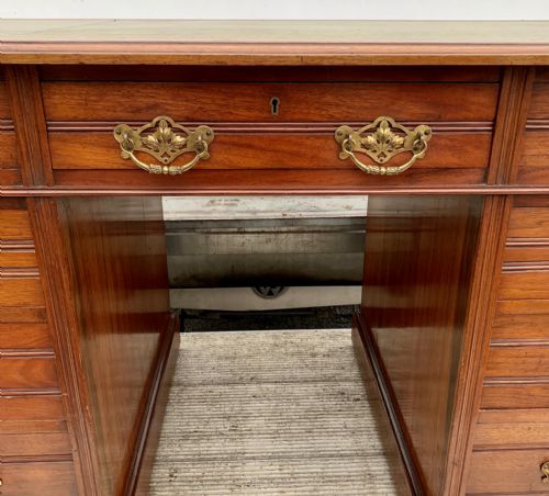 EDWARDIAN MAHOGANY KNEEHOLE DESK WITH REPLACEMENT GREEN LEATHER - ADDITIONAL PHOTO 4