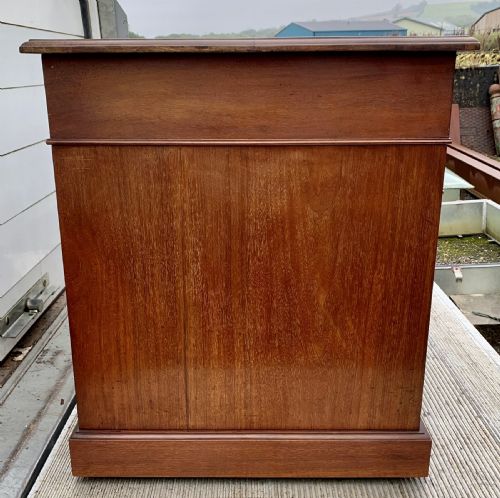 EDWARDIAN MAHOGANY KNEEHOLE DESK WITH REPLACEMENT GREEN LEATHER - ADDITIONAL PHOTO 6