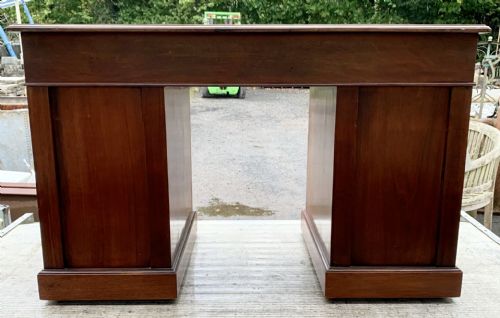 EDWARDIAN MAHOGANY KNEEHOLE DESK WITH REPLACEMENT GREEN LEATHER - ADDITIONAL PHOTO 9