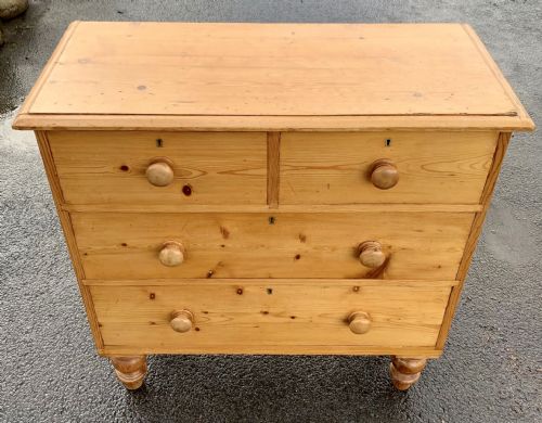VICTORIAN PINE CHEST OF DRAWERS WITH ORIGINAL TURNED FEET AND KNOBS - ADDITIONAL PHOTO 1