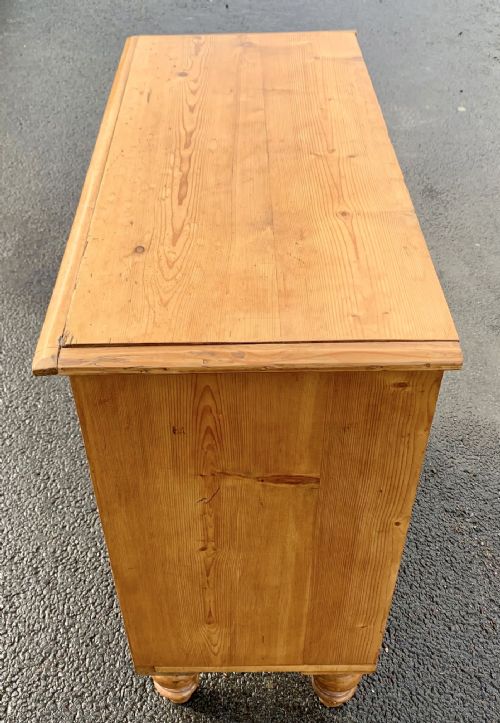 VICTORIAN PINE CHEST OF DRAWERS WITH ORIGINAL TURNED FEET AND KNOBS - ADDITIONAL PHOTO 2