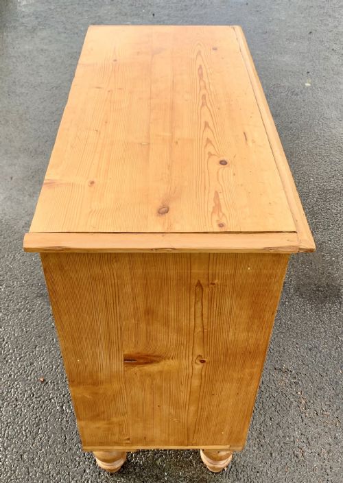 VICTORIAN PINE CHEST OF DRAWERS WITH ORIGINAL TURNED FEET AND KNOBS - ADDITIONAL PHOTO 3