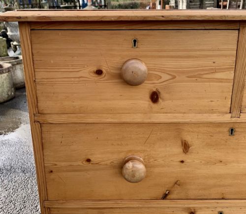 VICTORIAN PINE CHEST OF DRAWERS WITH ORIGINAL TURNED FEET AND KNOBS - ADDITIONAL PHOTO 5