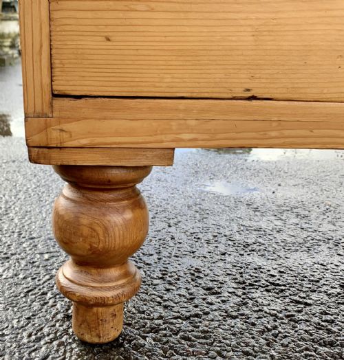 VICTORIAN PINE CHEST OF DRAWERS WITH ORIGINAL TURNED FEET AND KNOBS - ADDITIONAL PHOTO 6
