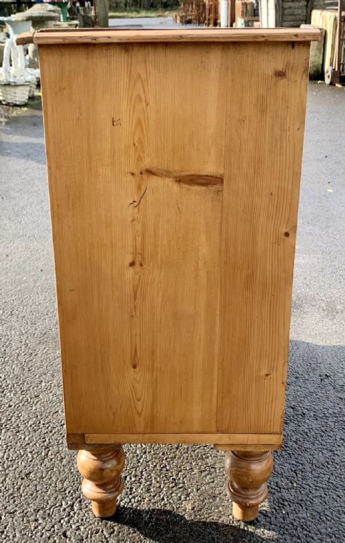 VICTORIAN PINE CHEST OF DRAWERS WITH ORIGINAL TURNED FEET AND KNOBS - ADDITIONAL PHOTO 7