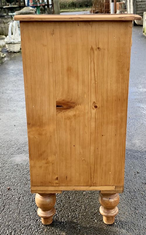 VICTORIAN PINE CHEST OF DRAWERS WITH ORIGINAL TURNED FEET AND KNOBS - ADDITIONAL PHOTO 8