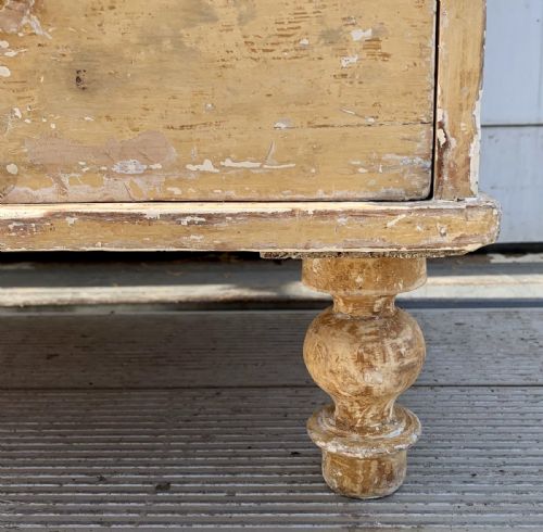 VICTORIAN PINE CHEST OF DRAWERS DRY SCRAPED BACK TO ORIGINAL COLOUR AND WITH ORIGINAL TURNED KNOBS AND FEET - ADDITIONAL PHOTO 6