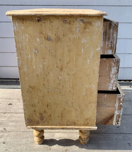 VICTORIAN PINE CHEST OF DRAWERS DRY SCRAPED BACK TO ORIGINAL COLOUR AND WITH ORIGINAL TURNED KNOBS AND FEET - ADDITIONAL PHOTO 10