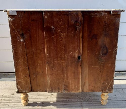 VICTORIAN PINE CHEST OF DRAWERS DRY SCRAPED BACK TO ORIGINAL COLOUR AND WITH ORIGINAL TURNED KNOBS AND FEET - ADDITIONAL PHOTO 11
