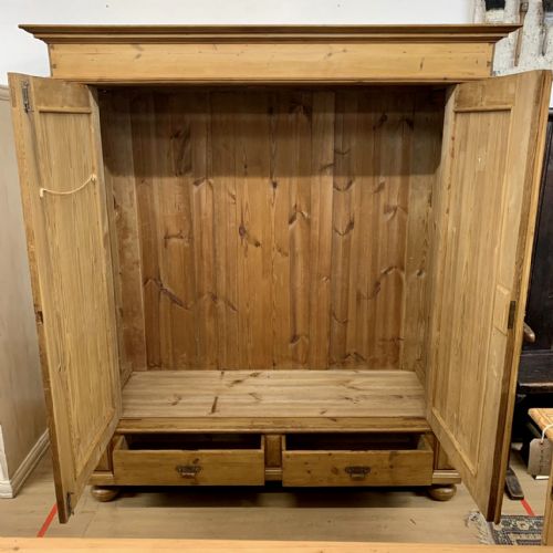 19TH CENTURY EAST EUROPEAN PINE KNOCK DOWN WARDROBE - ADDITIONAL PHOTO 1