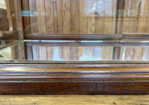 CIRCA 1900 MAHOGANY GLASS SHOP DISPLAY CABINET WITH CADBURY'S CHOCOLATE INSCRIBED TO BASE - ADDITIONAL PHOTO 3