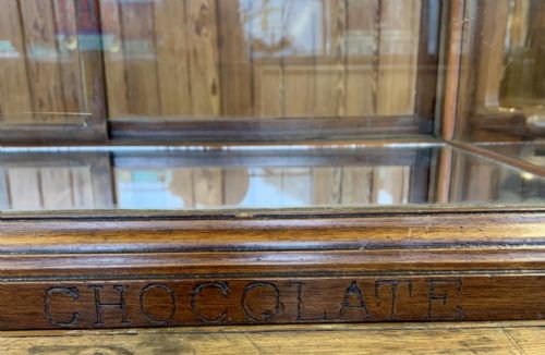 CIRCA 1900 MAHOGANY GLASS SHOP DISPLAY CABINET WITH CADBURY'S CHOCOLATE INSCRIBED TO BASE - ADDITIONAL PHOTO 4