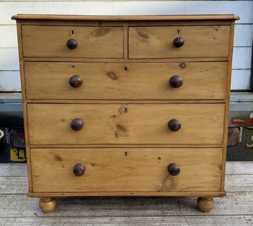 victorian pine chest of drawers with 3 long and 2 short drawers - CATEGORY: ANTIQUE CHEST OF DRAWERS - DATED VICTORIAN