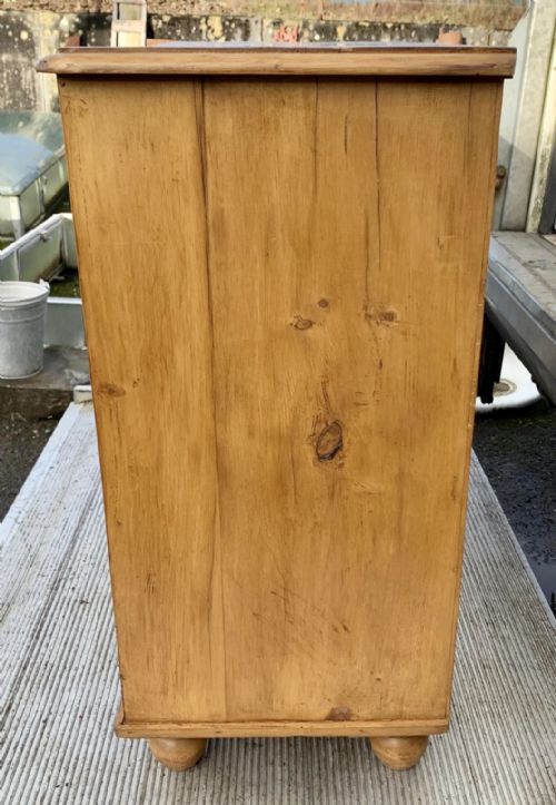 VICTORIAN PINE CHEST OF DRAWERS WITH 3 LONG AND 2 SHORT DRAWERS - ADDITIONAL PHOTO 4