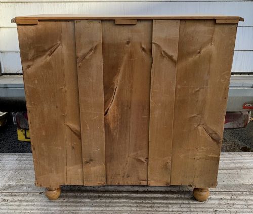 VICTORIAN PINE CHEST OF DRAWERS WITH 3 LONG AND 2 SHORT DRAWERS - ADDITIONAL PHOTO 7
