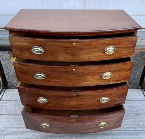 CIRCA 1850 MAHOGANY BOW FRONT CHEST OF DRAWERS - ADDITIONAL PHOTO 1