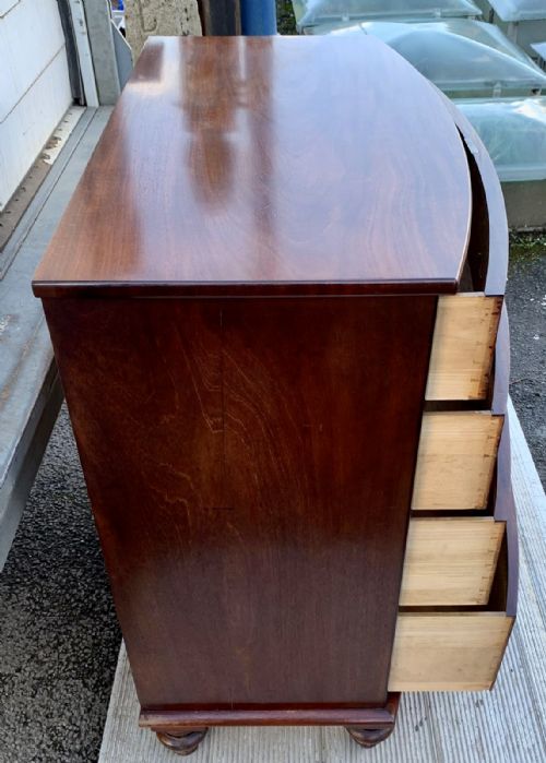 CIRCA 1850 MAHOGANY BOW FRONT CHEST OF DRAWERS - ADDITIONAL PHOTO 3