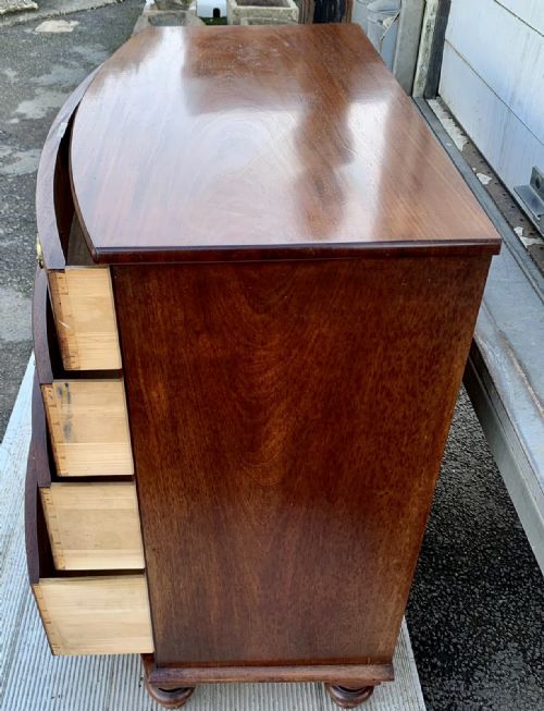 CIRCA 1850 MAHOGANY BOW FRONT CHEST OF DRAWERS - ADDITIONAL PHOTO 4