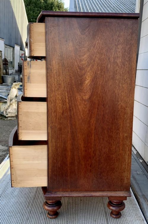 CIRCA 1850 MAHOGANY BOW FRONT CHEST OF DRAWERS - ADDITIONAL PHOTO 9