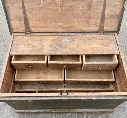 CIRCA 1880 PINE CARPENTERS TOOL BOX IN ORIGINAL GREEN PAINT - ADDITIONAL PHOTO 5