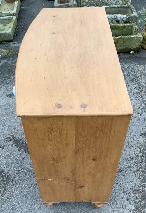 EARLY VICTORIAN PINE BOW FRONT CHEST OF DRAWERS WITH ORIGINAL PORCELAIN KNOBS - ADDITIONAL PHOTO 2