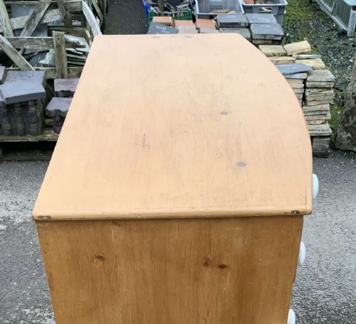 EARLY VICTORIAN PINE BOW FRONT CHEST OF DRAWERS WITH ORIGINAL PORCELAIN KNOBS - ADDITIONAL PHOTO 3