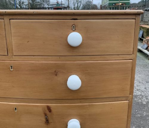 EARLY VICTORIAN PINE BOW FRONT CHEST OF DRAWERS WITH ORIGINAL PORCELAIN KNOBS - ADDITIONAL PHOTO 4