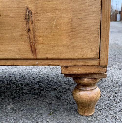 EARLY VICTORIAN PINE BOW FRONT CHEST OF DRAWERS WITH ORIGINAL PORCELAIN KNOBS - ADDITIONAL PHOTO 5