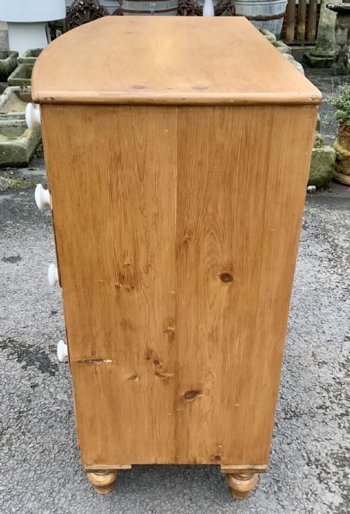 EARLY VICTORIAN PINE BOW FRONT CHEST OF DRAWERS WITH ORIGINAL PORCELAIN KNOBS - ADDITIONAL PHOTO 6