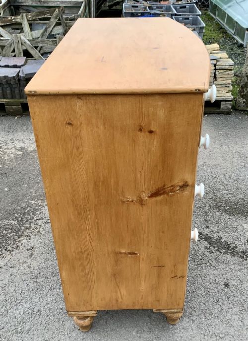 EARLY VICTORIAN PINE BOW FRONT CHEST OF DRAWERS WITH ORIGINAL PORCELAIN KNOBS - ADDITIONAL PHOTO 7