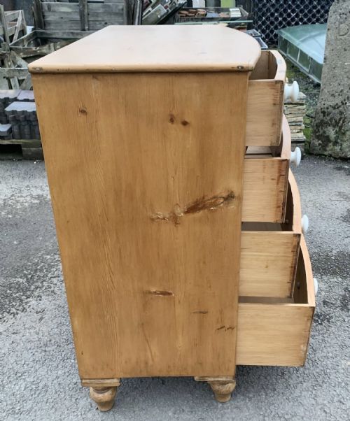 EARLY VICTORIAN PINE BOW FRONT CHEST OF DRAWERS WITH ORIGINAL PORCELAIN KNOBS - ADDITIONAL PHOTO 8