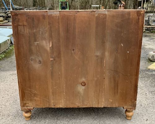 EARLY VICTORIAN PINE BOW FRONT CHEST OF DRAWERS WITH ORIGINAL PORCELAIN KNOBS - ADDITIONAL PHOTO 9