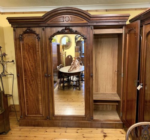 VICTORIAN TRIPLE DOOR MAHOGANY WARDROBE - ADDITIONAL PHOTO 2