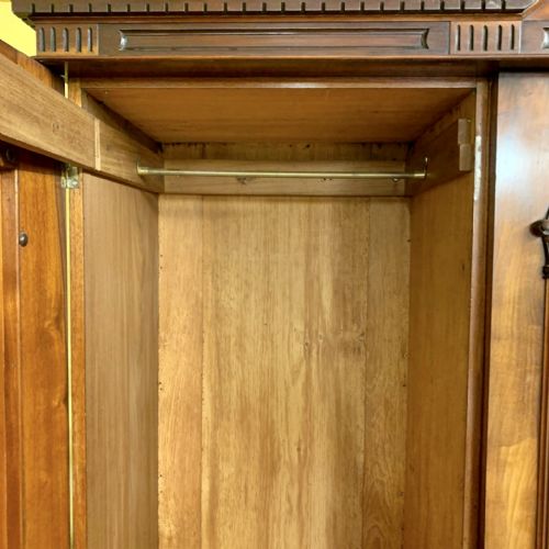 VICTORIAN TRIPLE DOOR MAHOGANY WARDROBE - ADDITIONAL PHOTO 3