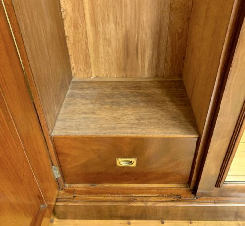 VICTORIAN TRIPLE DOOR MAHOGANY WARDROBE - ADDITIONAL PHOTO 4