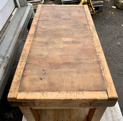 CIRCA 1920 BUTCHERS BLOCK ON ORIGINAL STAND - ADDITIONAL PHOTO 2