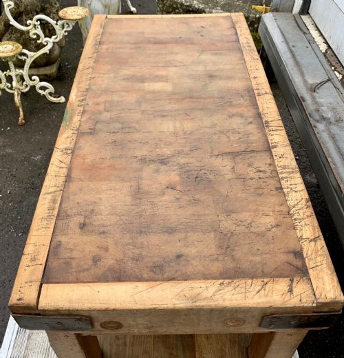 CIRCA 1920 BUTCHERS BLOCK ON ORIGINAL STAND - ADDITIONAL PHOTO 3