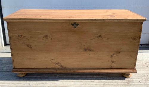 victorian pine blanket box with internal candle box and drawer - CATEGORY: ANTIQUE CHESTS - DATED VICTORIAN