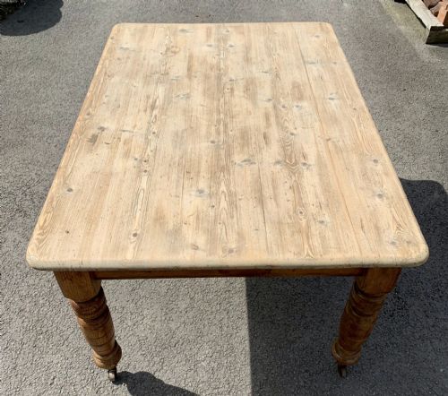VICTORIAN PINE SCRUB TOP TABLE ON TURNED LEGS WITH ORIGINAL CASTORS - ADDITIONAL PHOTO 1