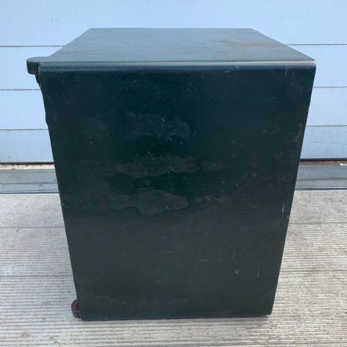 C1900 CYRUS PRICE CO LTD SAFE WITH 2 ORIGINAL KEYS - ADDITIONAL PHOTO 1