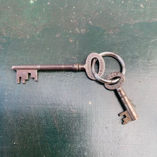 C1900 CYRUS PRICE CO LTD SAFE WITH 2 ORIGINAL KEYS - ADDITIONAL PHOTO 4