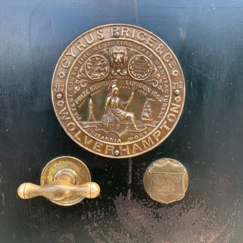C1900 CYRUS PRICE CO LTD SAFE WITH 2 ORIGINAL KEYS - ADDITIONAL PHOTO 7