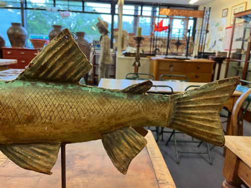 EARLY 20TH CENTURY TRADE SIGN IN THE FORM OF A FISH - ADDITIONAL PHOTO 1