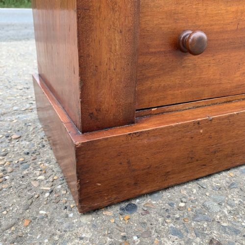 VICTORIAN MAHOGANY WELLINGTON CHEST WITH BRASS CORBELS - ADDITIONAL PHOTO 2