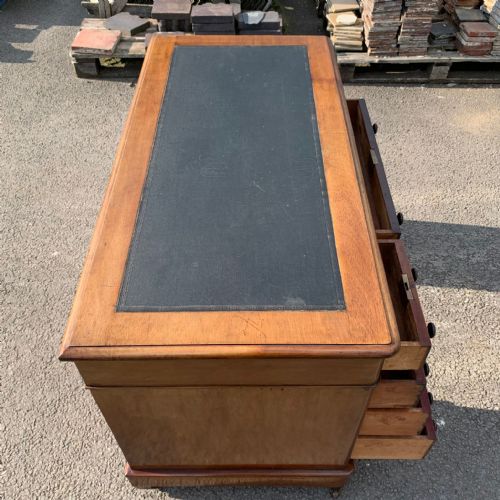 VICTORIAN MAHOGANY KNEEHOLE DESK - ADDITIONAL PHOTO 1
