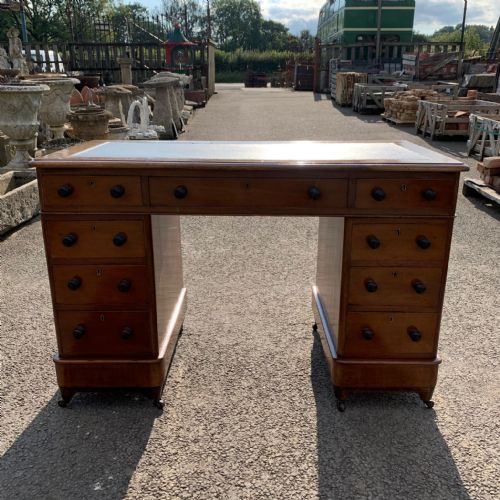 victorian mahogany kneehole desk - CATEGORY: ANTIQUE DESKS - DATED VICTORIAN