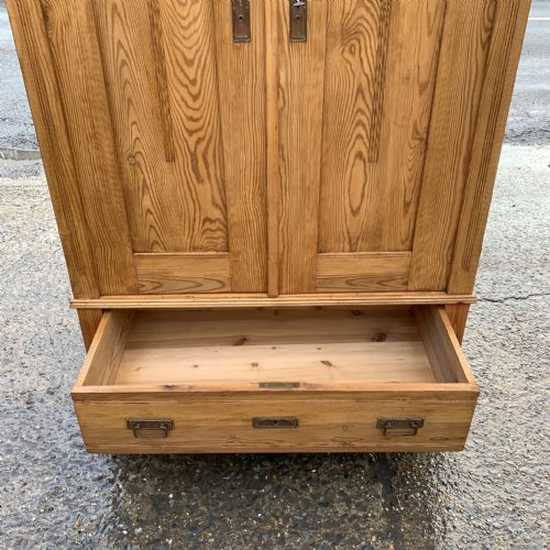 19TH CENTURY EAST EUROPEAN 2 DOOR WARDROBE - ADDITIONAL PHOTO 3