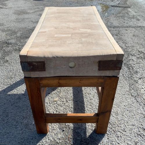 EARLY 20TH CENTURY BUTCHERS BLOCK ON ORIGINAL PINE STAND - ADDITIONAL PHOTO 1