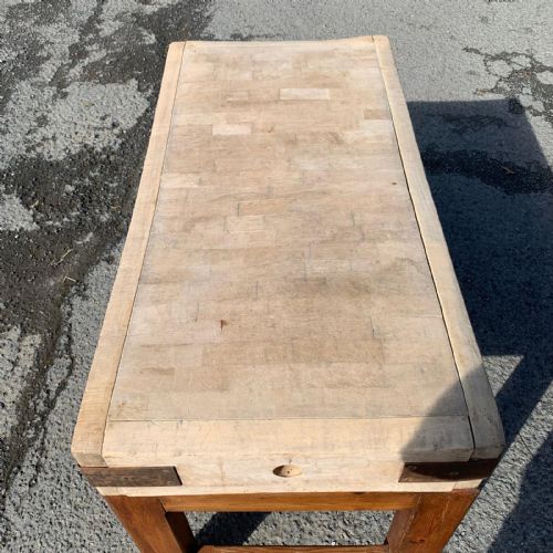 EARLY 20TH CENTURY BUTCHERS BLOCK ON ORIGINAL PINE STAND - ADDITIONAL PHOTO 2