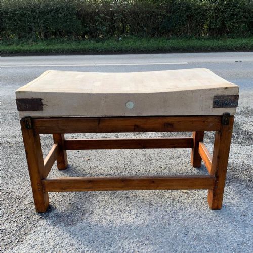 EARLY 20TH CENTURY BUTCHERS BLOCK ON ORIGINAL PINE STAND - ADDITIONAL PHOTO 4